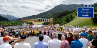 Mii de localnici au închis autostrada Brenner din Austria pentru a protesta împotriva poluării și aglomerației provocate de camioane și turiști