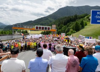Mii de localnici au închis autostrada Brenner din Austria pentru a protesta împotriva poluării și aglomerației provocate de camioane și turiști