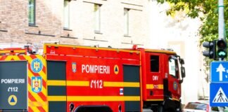 Mobilizare Extinsă de Pompieri și Roboți de Intervenție în Județul Brașov după un Incendiu Industrial