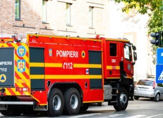 Mobilizare Extinsă de Pompieri și Roboți de Intervenție în Județul Brașov după un Incendiu Industrial