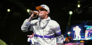Rapperul Vanilla Ice refuză să-și anuleze concertul la Washington și își exprimă dezacordul față de retragerile datorate motivației politice.