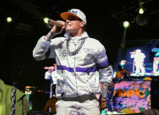 Rapperul Vanilla Ice refuză să-și anuleze concertul la Washington și își exprimă dezacordul față de retragerile datorate motivației politice.