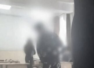 Elev de 14 ani, agresat în mod brutal de doi colegi în sala de clasă. Incident șocant în Iași.