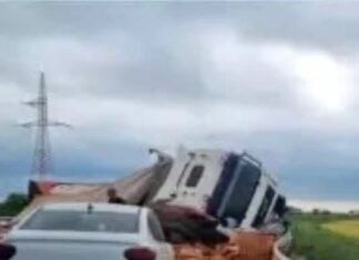 Accident fatal pe centura Timișoarei: un bărbat și-a pierdut viața după ce un TIR cu cărămidă s-a răsturnat peste un autoturism.