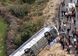 Excursie școlară soldată cu tragedie: 23 de copii și directorul școlii și-au pierdut viața într-un accident de autocar.