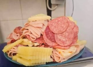 Români surprinși cu 2,6 kilograme de mâncare furată de la bufetul hotelului: Imaginile au generat controverse