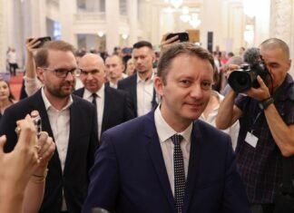 Siegfried Mureșan își continuă eforturile de a forma noul Guvern, în ciuda refuzului PSD de a susține cabinetul liberal propus. Premierul desemnat elaborează programul de guvernare și caută sprijin parlamentar pentru învestire.