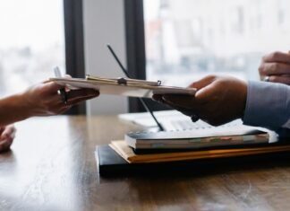 Cum să redactezi un CV de succes: Factori care influențează șansele candidaților și traseul către un CV impecabil.