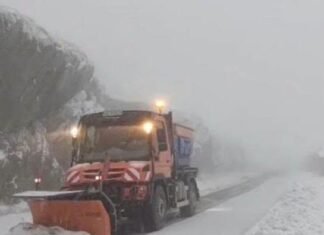 Zăpadă în România: Drumarii au intervenit pe Transfăgărășan cu utilaje de deszăpezire.