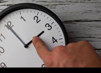 Când intrăm în ora de iarnă în 2026: data la care românii își vor da ceasurile înapoi