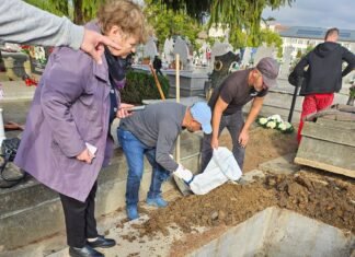 Șoc într-un cimitir din Satu Mare: O femeie a găsit mormântul bunicii distrus, în timp ce mergea să aprindă o lumânare.