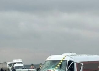 Accident rutier în Iași: Patru vehicule implicate, șase persoane afectate, două transportate la spital.